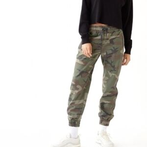 Aritzia TNA Green Camo Alix Jogger Pants, Elastic Waist, 100% Cotton, EUC!